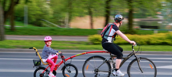 Jadąc rowerem do pracy możesz odwieźć dziecko do przedszkola.