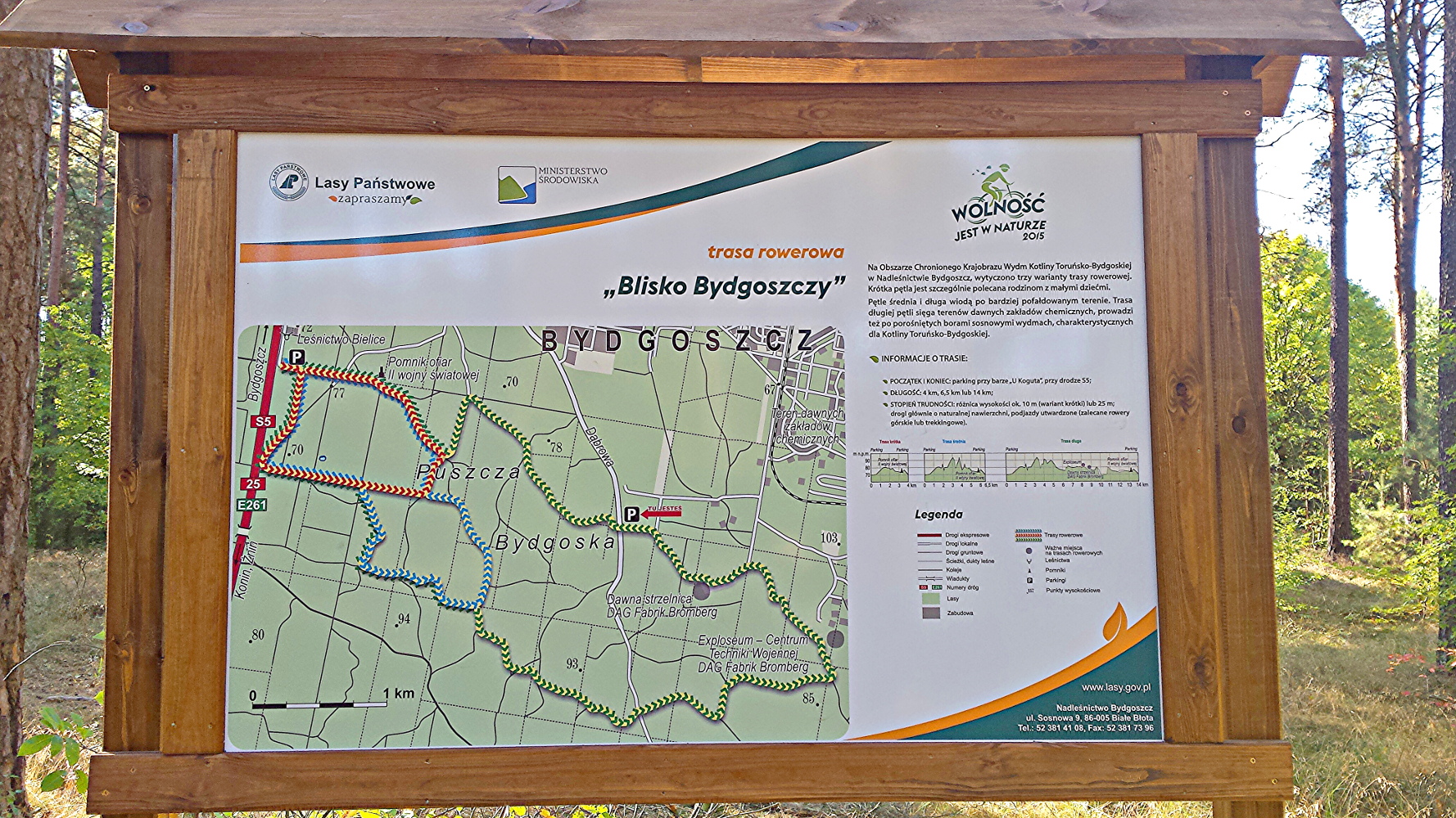 Zdjęcie tablicy informacyjnej, z mapą trasy