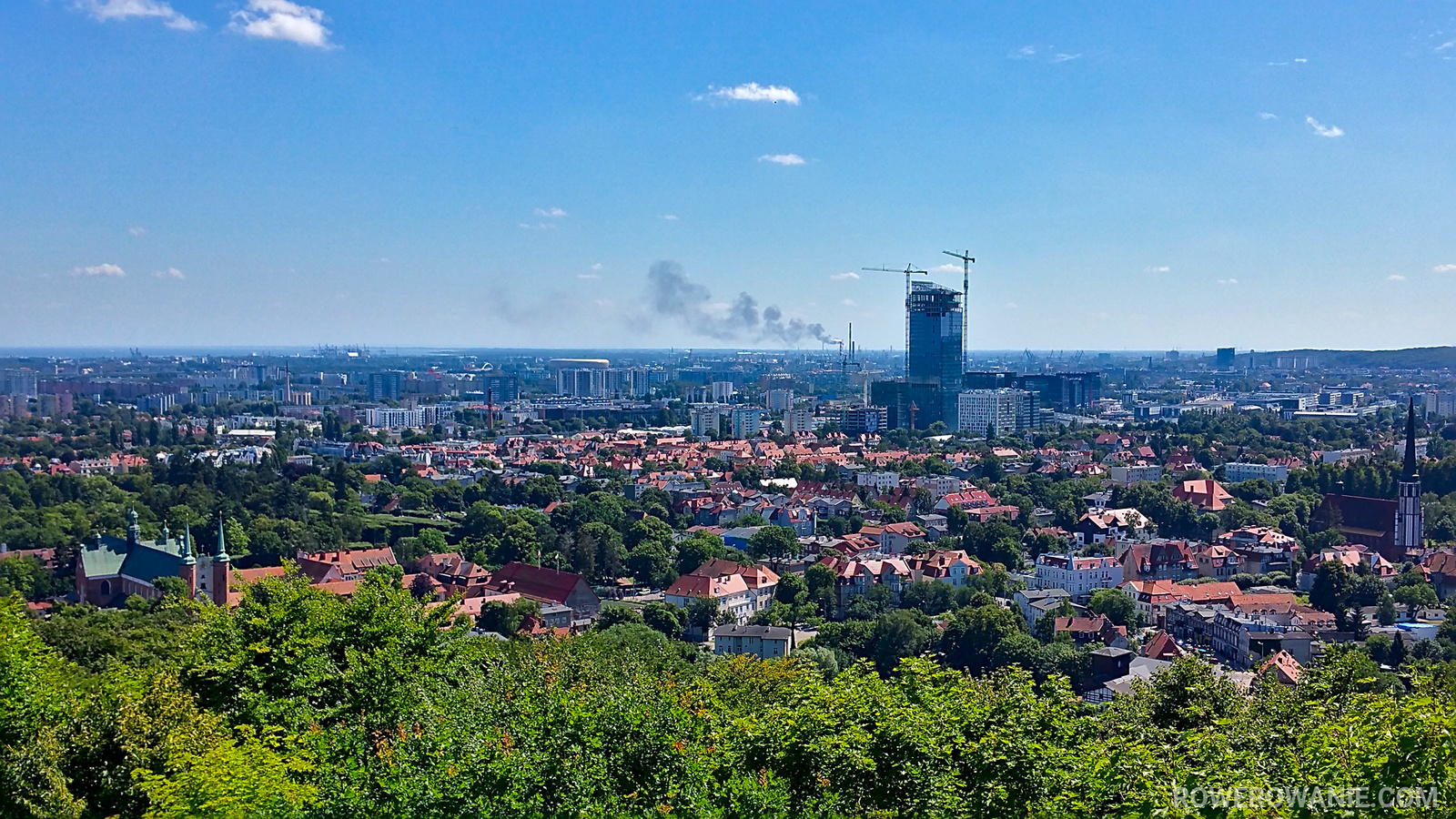 Widok ze szczytu metalowej wieży na Górze Pachołek. Widać Gdański i dym z fabryki.