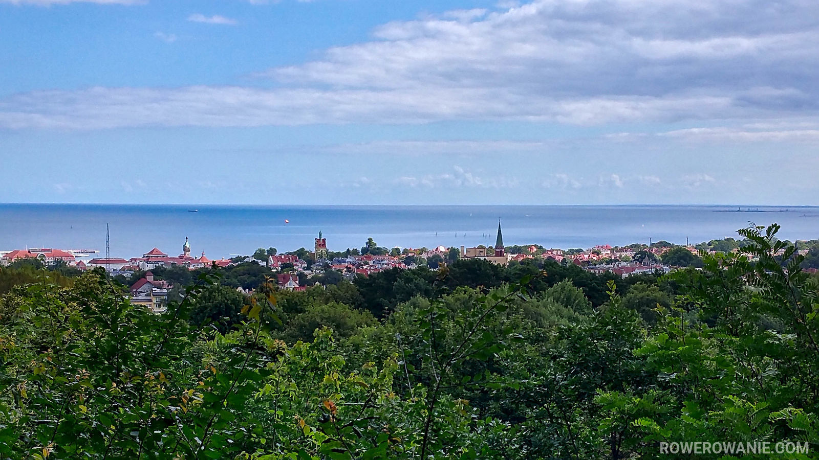 Widok na Morze Bałtyckie, wystająca wieża Katedry Oliwskiej - będziemy tam przejeżdżać.